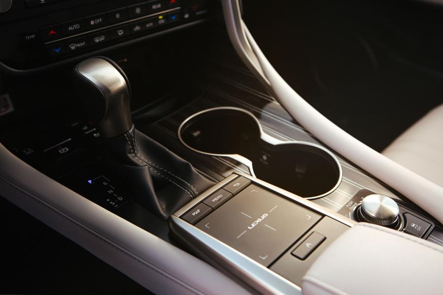 Детали интерьера Lexus RX450hL 2019 года  (NA) (фото 32 из 40)
